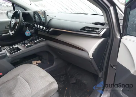 2021 Toyota Sienna Le z USA, uszkodzony, nr VIN 5TDKRKEC8MS030220